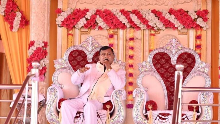 हाथरस हादसे वाले बाबा की मिस्ट्री चौंका रही है हिस्ट्री, सेवादार ने बताया सफेद सूट का सीक्रेट