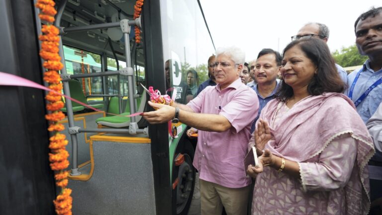 Delhi Mohalla Bus: दिल्ली में मोहल्ला बस सेवा शुरू, किराया और रूट सहित इसकी खासियत के बारे में जानें सबकुछ