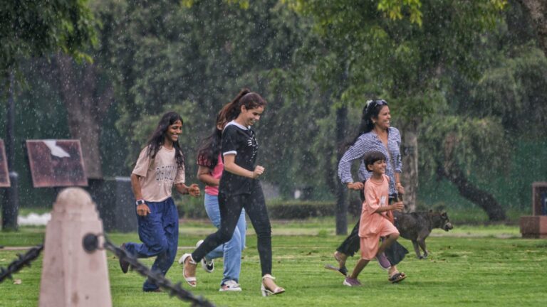 Delhi Weather: दिल्ली में आज हो सकती है बारिश, जानें- इस हफ्ते कैसा रहेगा मौसम?