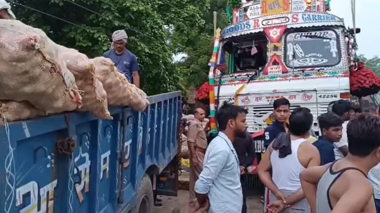 UP Road Accident: फिरोजाबाद में घर के बाहर सो रहे परिवार पर अनियंत्रित होकर पलटा ट्रक, दो की मौत