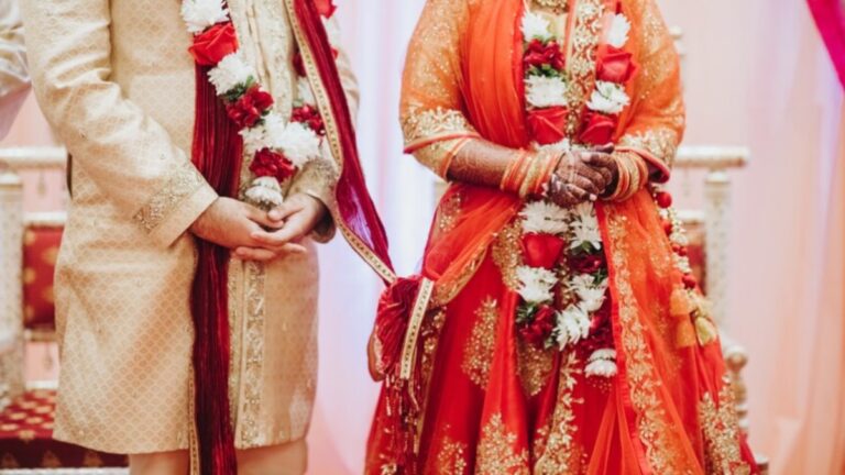 शादी में बारातियों को मछली न मिलने पर हुआ बवाल, स्टेज पर दूल्हे ने दुल्हन को जड़ दिया थप्पड़