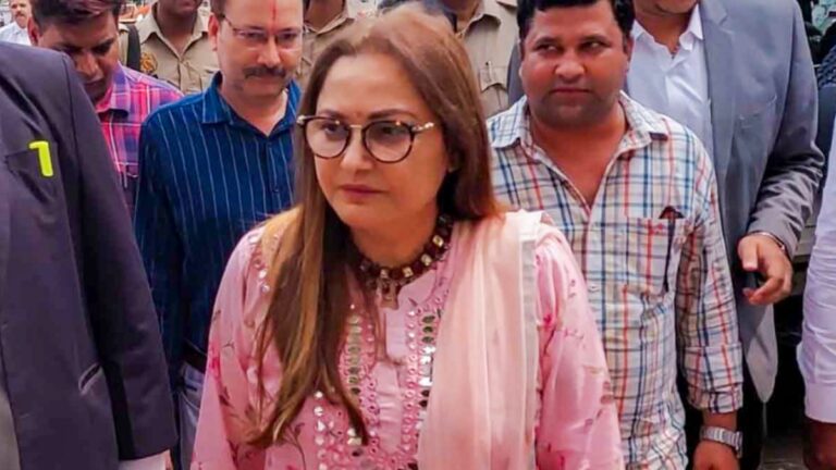 आचार संहिता उल्लंघन मामले में राहत मिलने पर रठौंडा मंदिर पहुंचीं जया प्रदा, भगवान का किया धन्यवाद