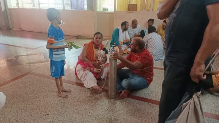 ओंकारेश्वर मंदिर में ऑक्सीजन सिलेंडर लगाकर बैठे बच्चे का वीडियो वायरल, जानिए क्या है पूरा मामला