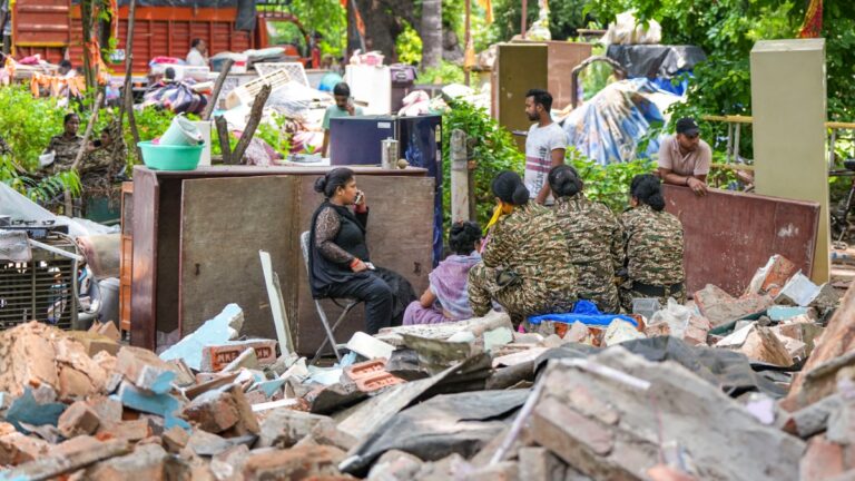 Delhi: दिल्ली के मजनूं का टीला इलाके में DDA का बुलडोजर एक्शन, जानें- पीड़ित लोगों ने क्या कहा?