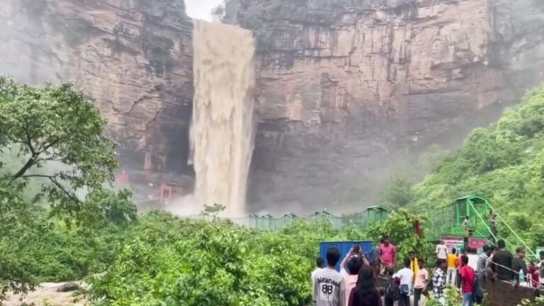 Tutla Bhawani Waterfall: बरसात में मां तुतला भवानी के परिसर में जुटी भीड़, झरने में नहाने के लिए उमड़े सैलानी
