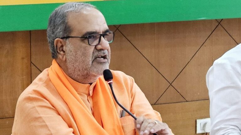 UP Politics: भूपेंद्र चौधरी ने अखिलेश यादव को सलाह दी, कहा- 'कांग्रेस भस्मासुर है, आपको भस्म कर देगी'