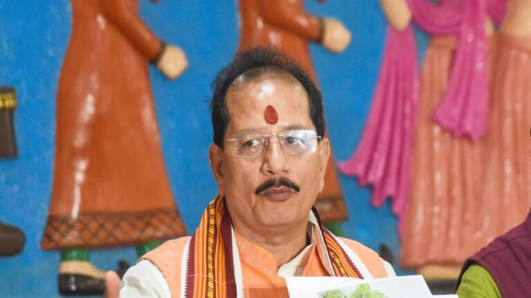 Baba Dham: 'कांवड़िया पथ का पूर्ण निर्माण सरकार की प्राथमिकता', विजय सिन्हा बोले- एक्टिव है सरकार