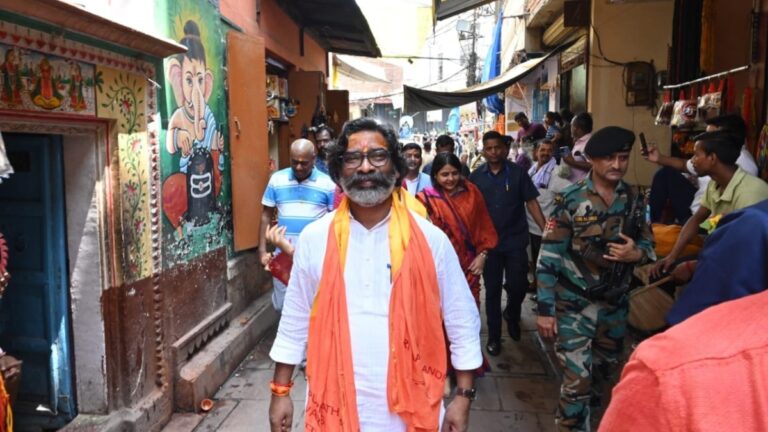 वाराणसी पहुंचे झारखंड के सीएम हेमंत सोरेन, कहा - 'काशी शहर से रहा पुराना जुड़ाव'