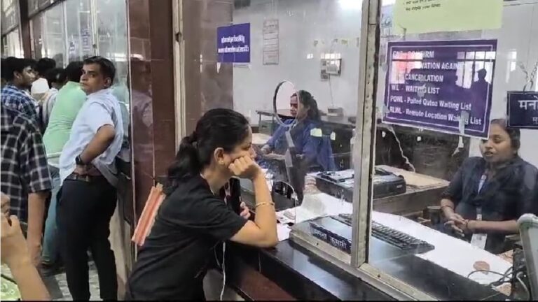 Indian Railway: पूर्व मध्य रेल और ईस्टर्न रेलवे का सर्वर ठप, सुबह से लाइन में लगे हैं यात्री, नहीं मिल रही टिकट