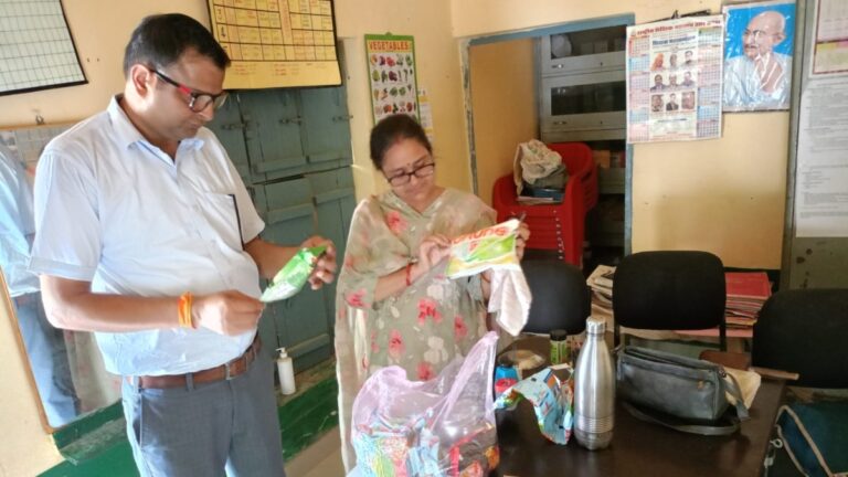 अलीगढ़: DM के आदेश के बाद विभाग की बड़ी कार्रवाई, 41स्कूलों से लिए गए मिड-डे-मील के सैंपल
