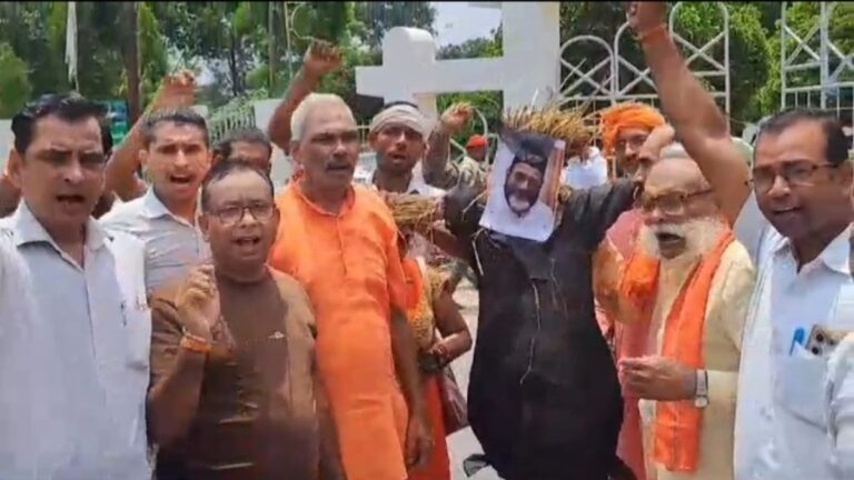 तौकीर रजा के बयान पर बवाल, हिंदू महासंघ ने फूंका बरेली दंगे के मास्टरमाइंड का पुतला