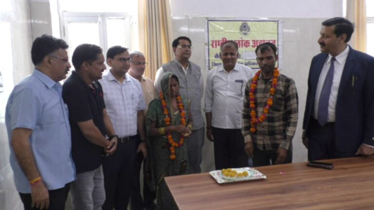भरतपुर राष्ट्रीय लोक अदालत में पति - पत्नी ने पहनाई एक दूसरे को माला, हुआ आपस में समझौता