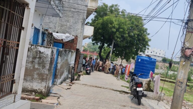 Lucknow News: सिंचाई विभाग के सर्वे से गुस्साए लोगों ने लगाया पोस्टर, बोले- 'हमारे सांसद और विधायक भी अवैध'