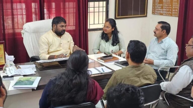 SDM की कुर्सी पर बैठे दिखे BJP विधायक, तस्वीर वायरल, कांग्रेस बोली- 'इनका बचा हुआ घमंड...'