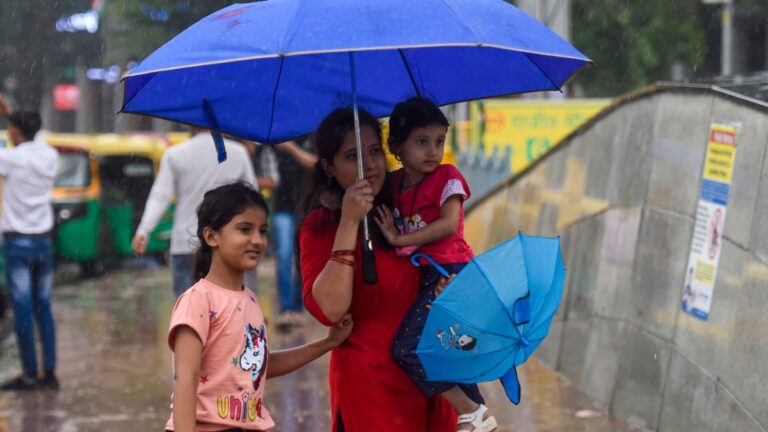 Delhi Weather: दिल्ली में उमस ने छीन लिया लोगों का सुकून, IMD ने कब तब के लिए जारी की बारिश की चेतावनी