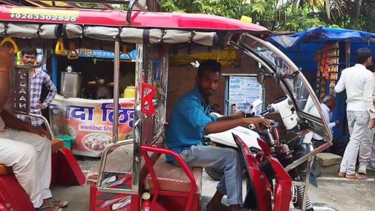 रांची में 7000 ई-रिक्शा चालकों पर चला प्रशासन का डंडा, दो वक्त की रोटी कमाना भी हुआ मुश्किल
