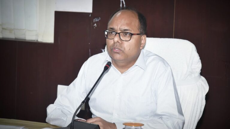 Patna News: पटना के DM ने 15 अंचल अधिकारियों का वेतन रोका, शो-कॉज नोटिस जारी, जानें पूरा मामला
