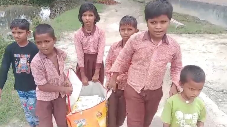 बस्ती: स्कूल के बच्चों से उठवाई जा रही किताबें, BSA बोला- 'होगी कार्रवाई'