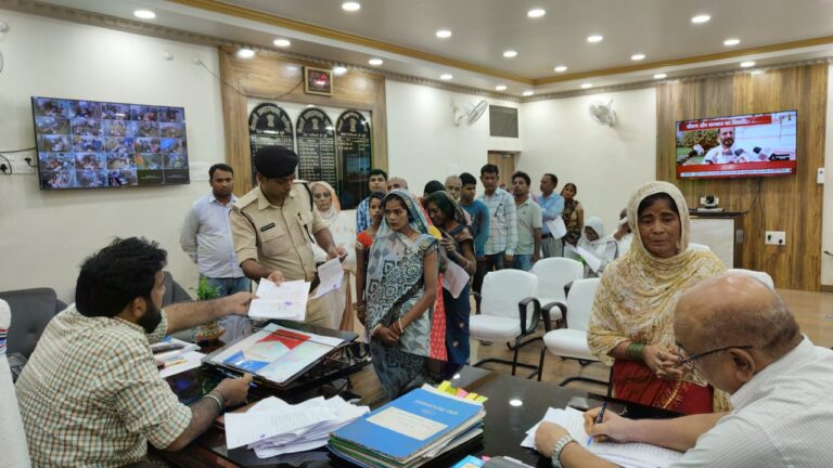 District Magistrate in Janata Darbar 50 complainants reached weekly Janata Darbar
