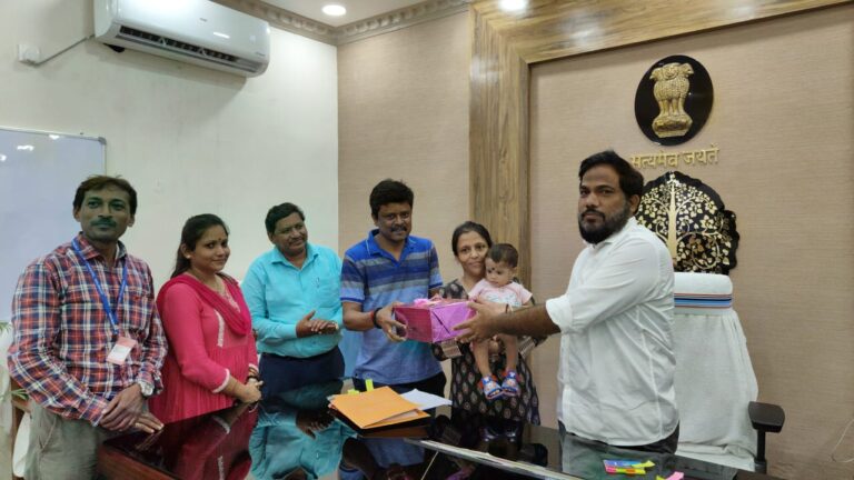District Officer Vaishali gave adoption to the girl