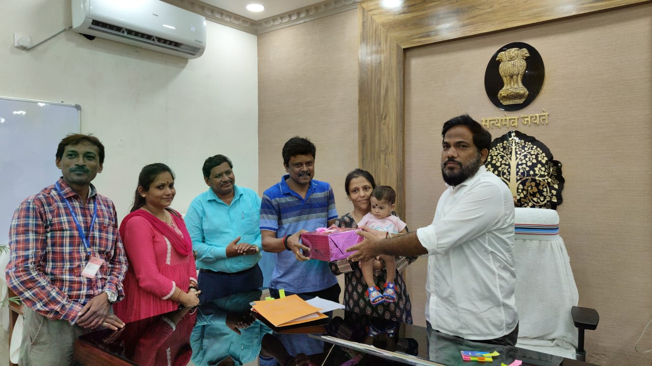 District Officer Vaishali gave adoption to the girl