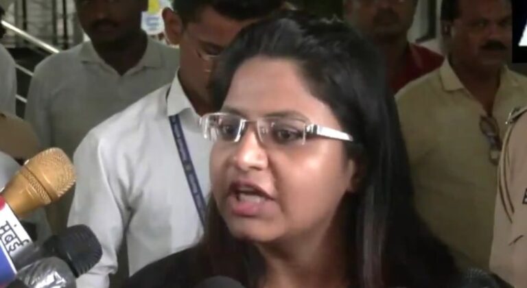 ट्रेनी IAS पूजा खेडकर ने पुणे कलेक्टर पर लगाया उत्पीड़न का आरोप, दर्ज कराई शिकायत