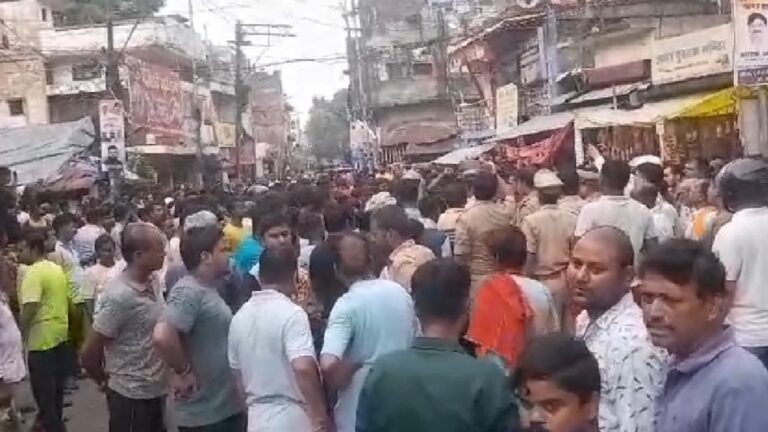 UP News: गोरखपुर में चाकू गोदकर युवक की हत्या, मुआवजा देने और बुलडोजर चलाने की मांग
