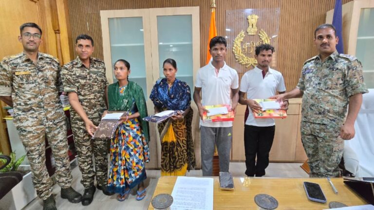 बस्तर में 20 लाख के इनामी चार नक्सलियों ने किया आत्मसमर्पण, कई बड़ी वारदात में थे शामिल