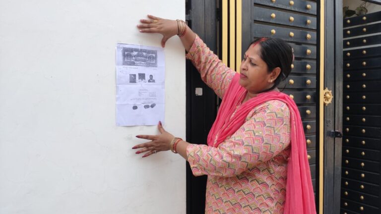 लखनऊ के पंतनगर मकान पर लगे लाल निशान तो गुस्साएं लोग, घर के बाहर चिपका दी रजिस्ट्री की कॉपी