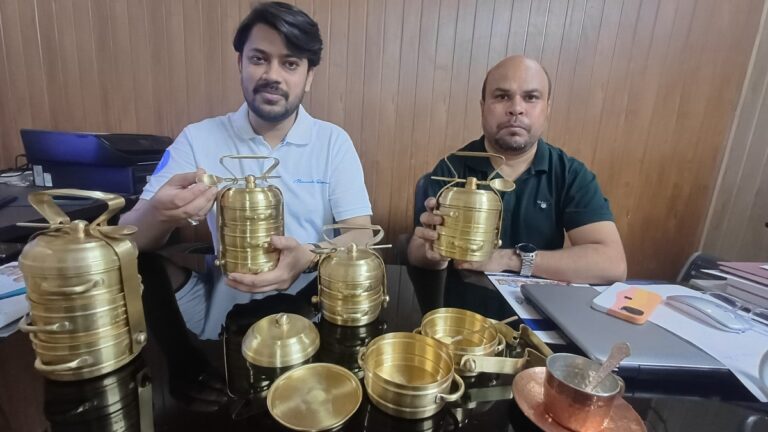 Aligarh News: ताले के बाद अलीगढ़ के टिफिन विदेशों में मचा रहे धूम, 80 के दशक की दिला रहे याद