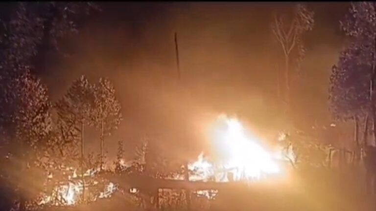 Jammu and Kashmir Fire: जम्मू-कश्मीर के हंदवाडा में भीषण आग से मचा हड़कंप, जद में आए कई घर