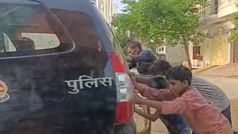 Watch: औरैया में बीच रास्ते में खराब हुई पुलिस की गाड़ी, राहगीरों ने लगाया धक्का, वीडियो वायरल