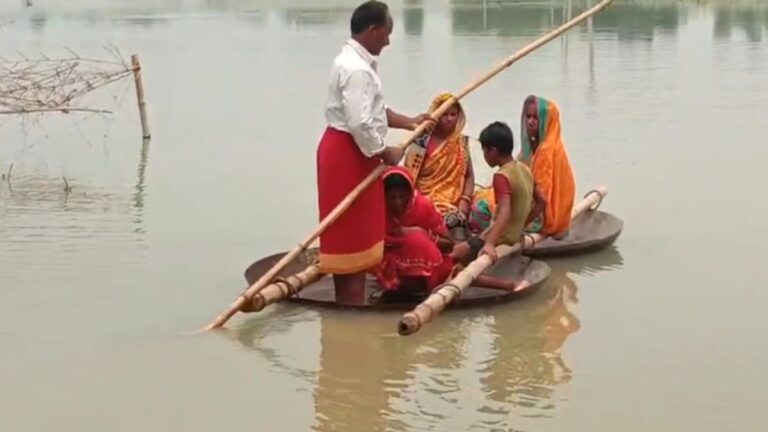 Bihar Flood: बेतिया के कई इलाकों में जुगाड़ नाव बनी लाइफलाइन, बड़े हादसे को दे रही निमंत्रण, प्रशासन बेसुध 