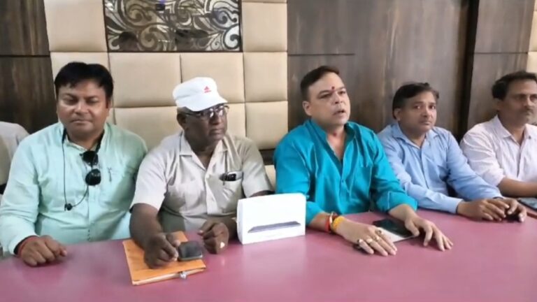 UP News: अलीगढ़ में ऑनलाइन अटेंडेंस का विरोध जारी, 15 जुलाई को 5 हजार से ज्यादा शिक्षक करेंगे प्रदर्शन
