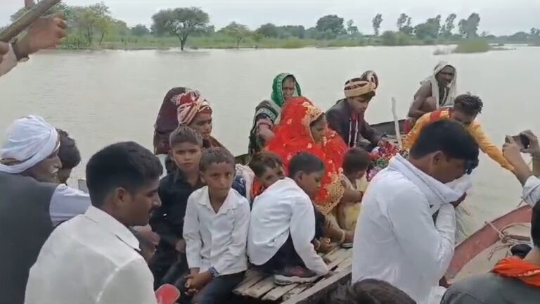 Gonda Flood: नाव से निकली बारात फिर उसी से दुल्हन की विदाई, नदी में जलस्तर बढ़ने से गांव में बाढ़ जैसे हालात
