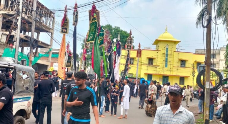 तिरंगा लहराकर भोपाल में शुरू हुआ मुहर्रम जुलूस, सैकड़ों ताजिये-बुर्राक और सवारियां शामिल 