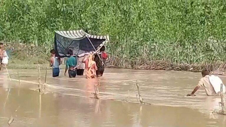 Bareilly Flood: बरेली में भारी बारिश से कई गांवों का संपर्क टूटा, मरीज को चारपाई में लिटाकर घर लाए परिजन