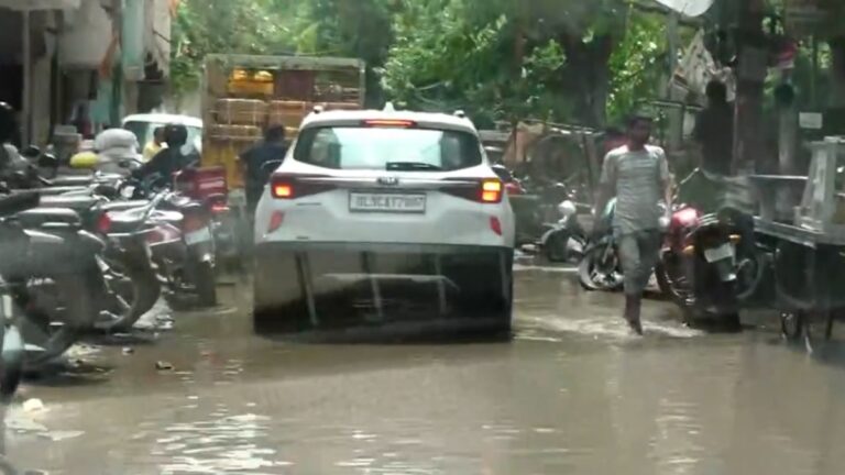 Delhi Rains: दिल्ली के कई इलाकों में झमाझम बारिश, इन इलाकों में भरा पानी 