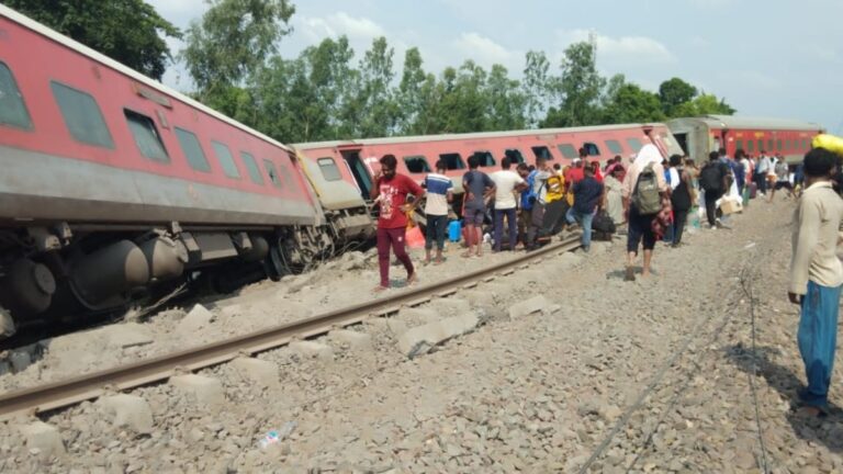 चंडीगढ़ से डिब्रूगढ़ जा रही ट्रेन गोंडा में पटरी से उतरी, यात्रियों ने बताई आपबीती