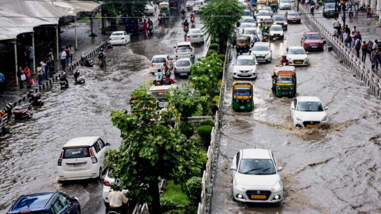 Bhopal Rains: भोपाल में आज भी झमाझम बारिश, पानी से लबालब हुई सड़कें, सीवेज सिस्टम की खुली पोल