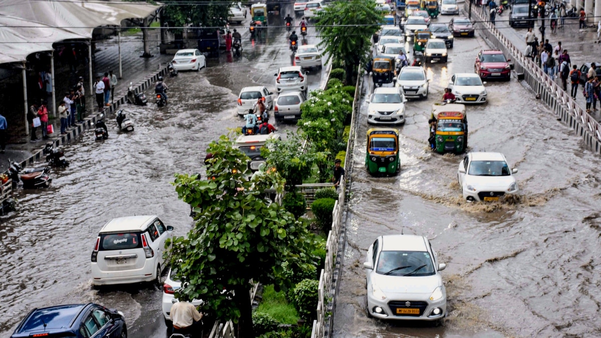 Bhopal Rains: भोपाल में आज भी झमाझम बारिश, पानी से लबालब हुई सड़कें, सीवेज सिस्टम की खुली पोल