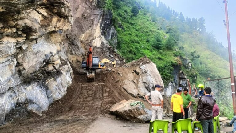 उत्तराखंड में लैंडस्लाइड के चलते जोशीमठ-बद्रीनाथ हाईवे बंद, फंसे हुए हैं 3000 से अधिक यात्री