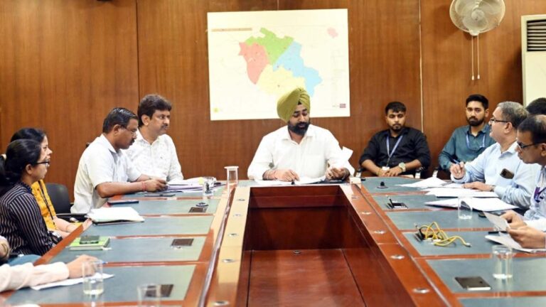 Gurugram: PM स्वनिधि योजना की समीक्षा बैठक, एडिशनल कमिश्नर का निर्देश- कोताही बर्दाश्त नहीं