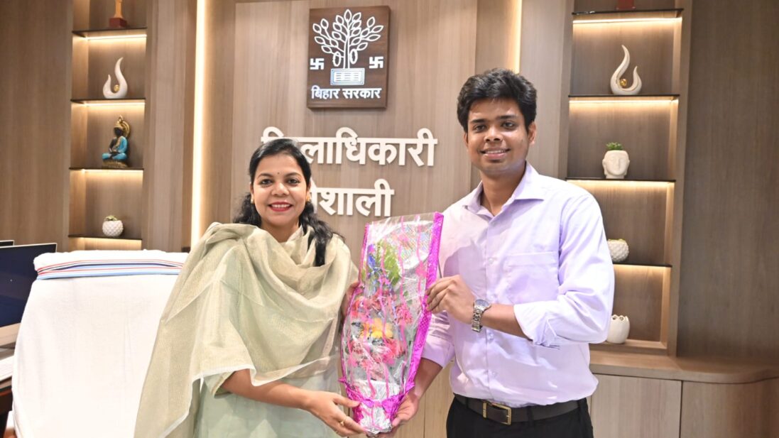 IAS 2025 batch trainees paid a courtesy call to DM Vaishali 2